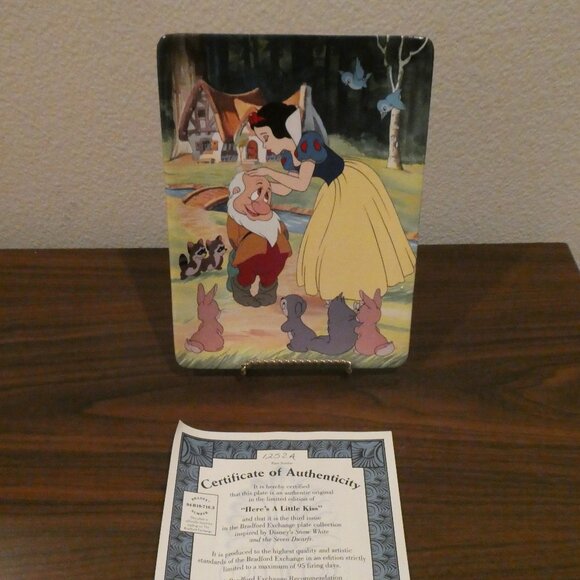 Snow White and the Seven Dwarfs “Here’s A Little Kiss” Collector’s Plate - Picture 1 of 6